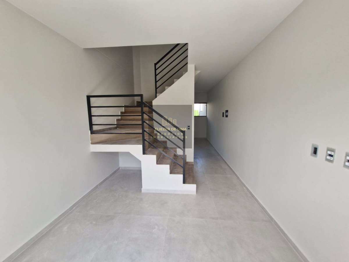  - Sobrado à venda em Jaraguá do Sul, Jaraguá 99, com 2 quartos, 68m²